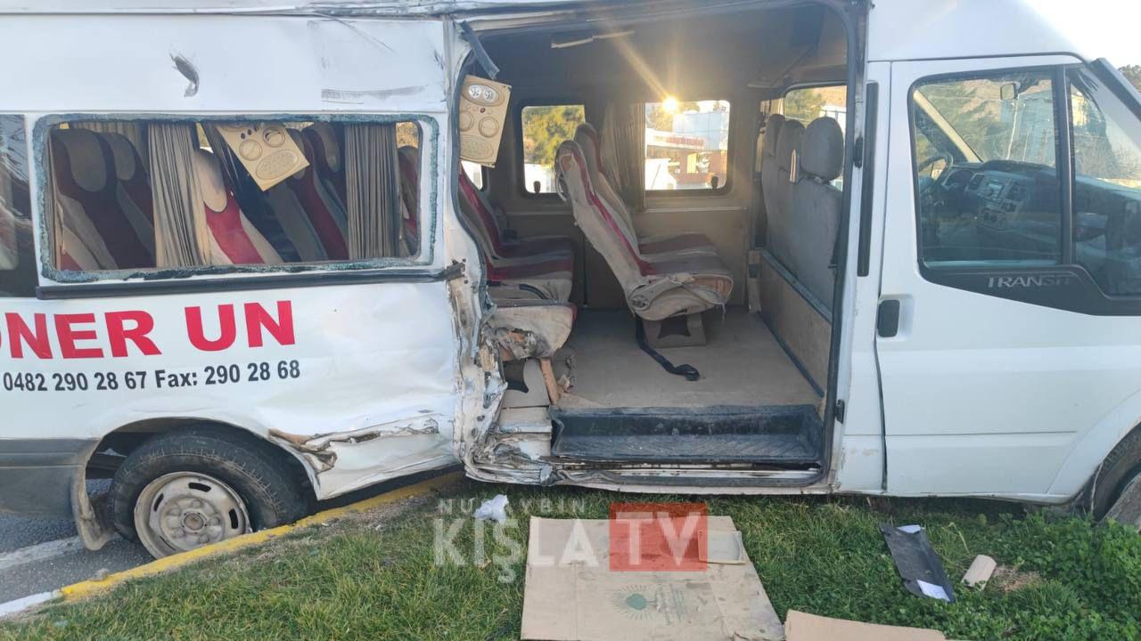Artuklu’da Servis Aracı ile Tır Çarpıştı: 11 Yaralı
