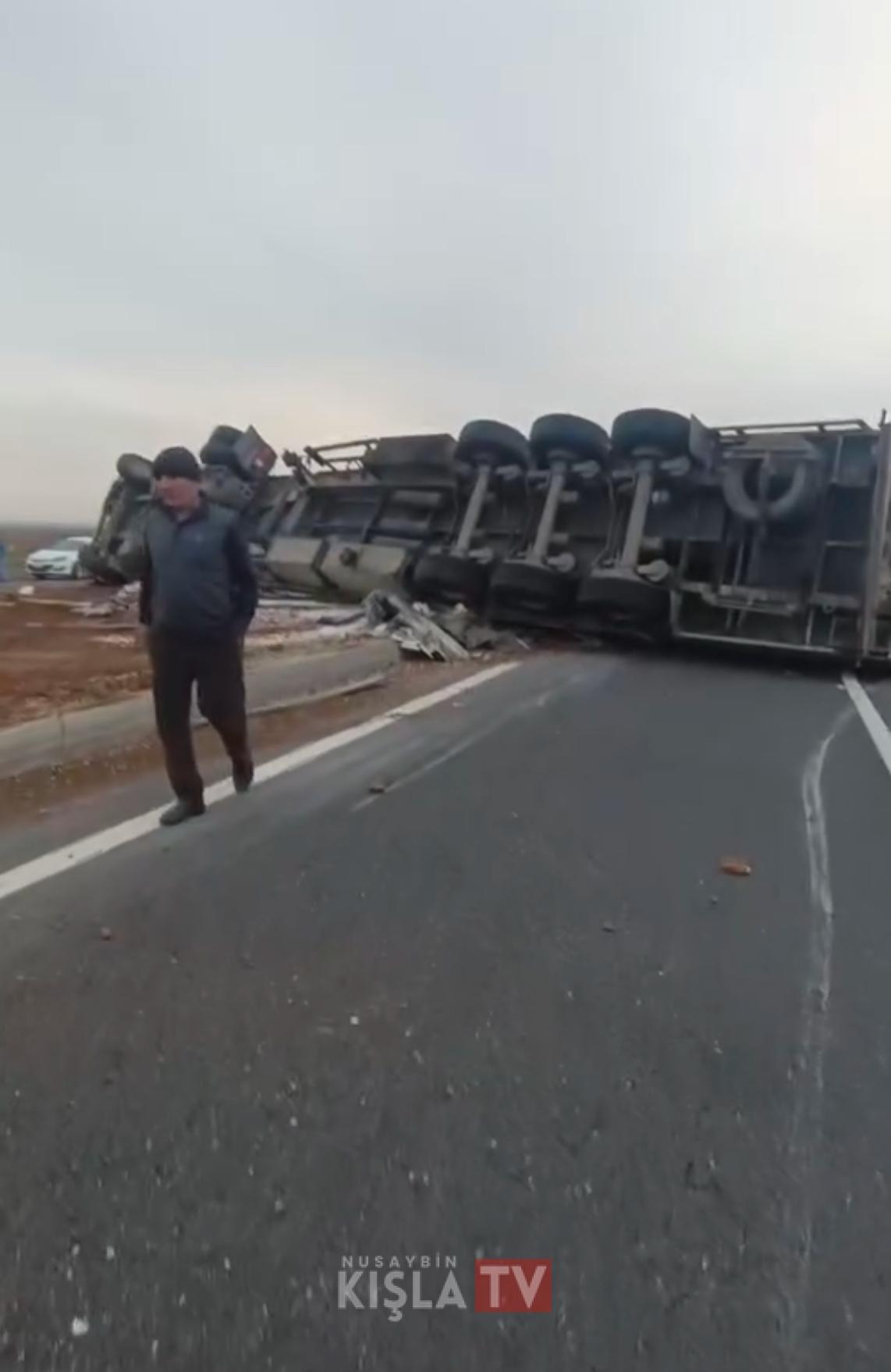 Nusaybin İpekyolu’nda Meydana Gelen Feci Kazada Tır Devrildi: 1 Yaralı