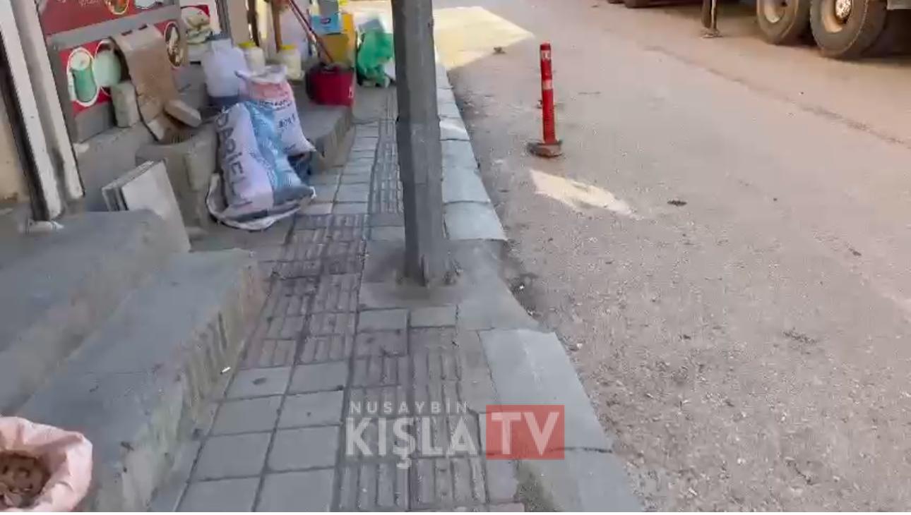 Kaldırımın Ortasına Dikilen Direkler Tepki Çekiyor