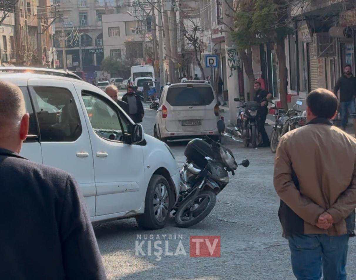 Nusaybin’de Hafif Ticari Araç ile Motosiklet Çarpıştı