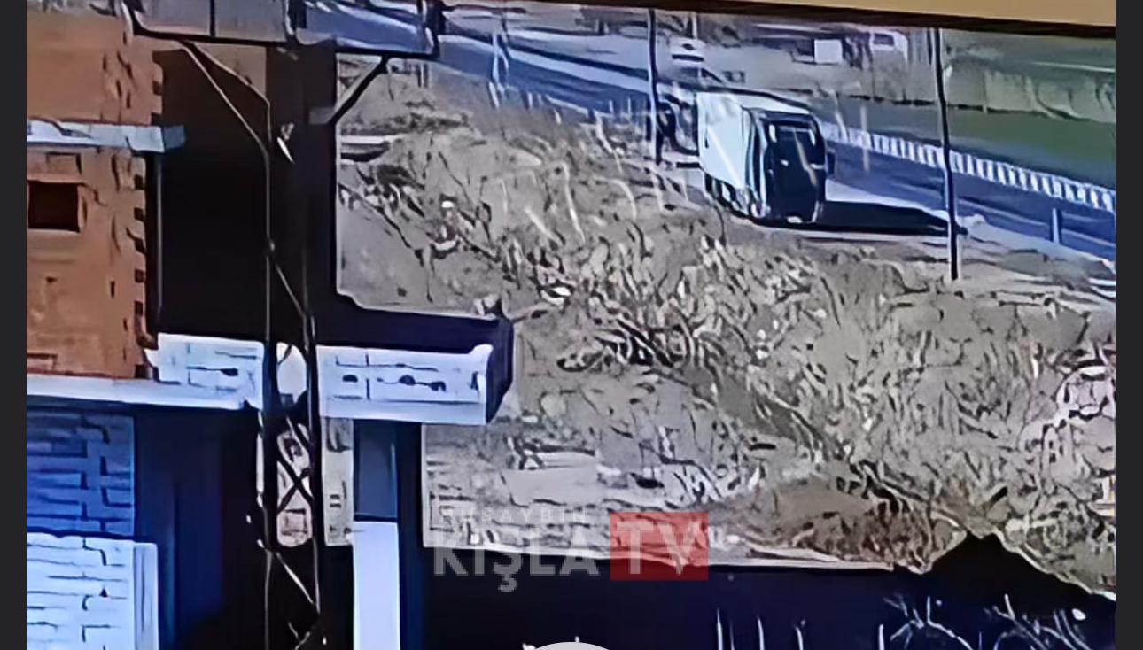 Nusaybin’de Peynir Yüklü Tırın Devrilme Anı Kameralara Yansıdı