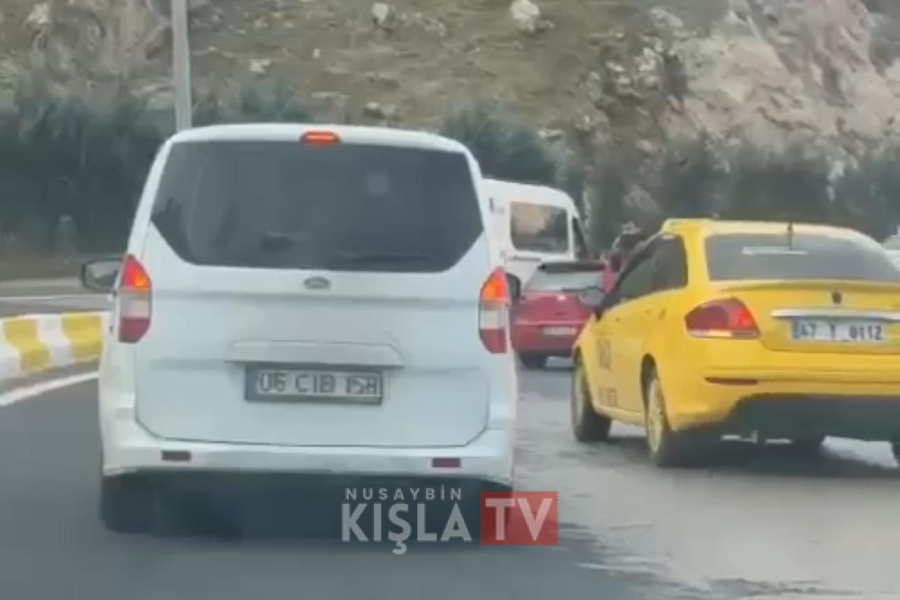 Mardin’de Trafik Kazası! Otomobil Virajı Alamayıp Bariyerlere Çarptı