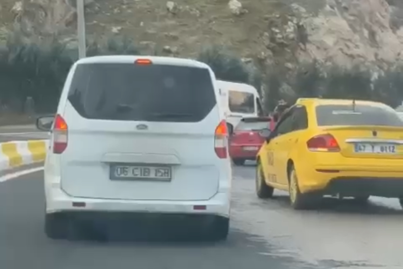 Mardin’de Trafik Kazası! Otomobil Virajı Alamayıp Bariyerlere Çarptı