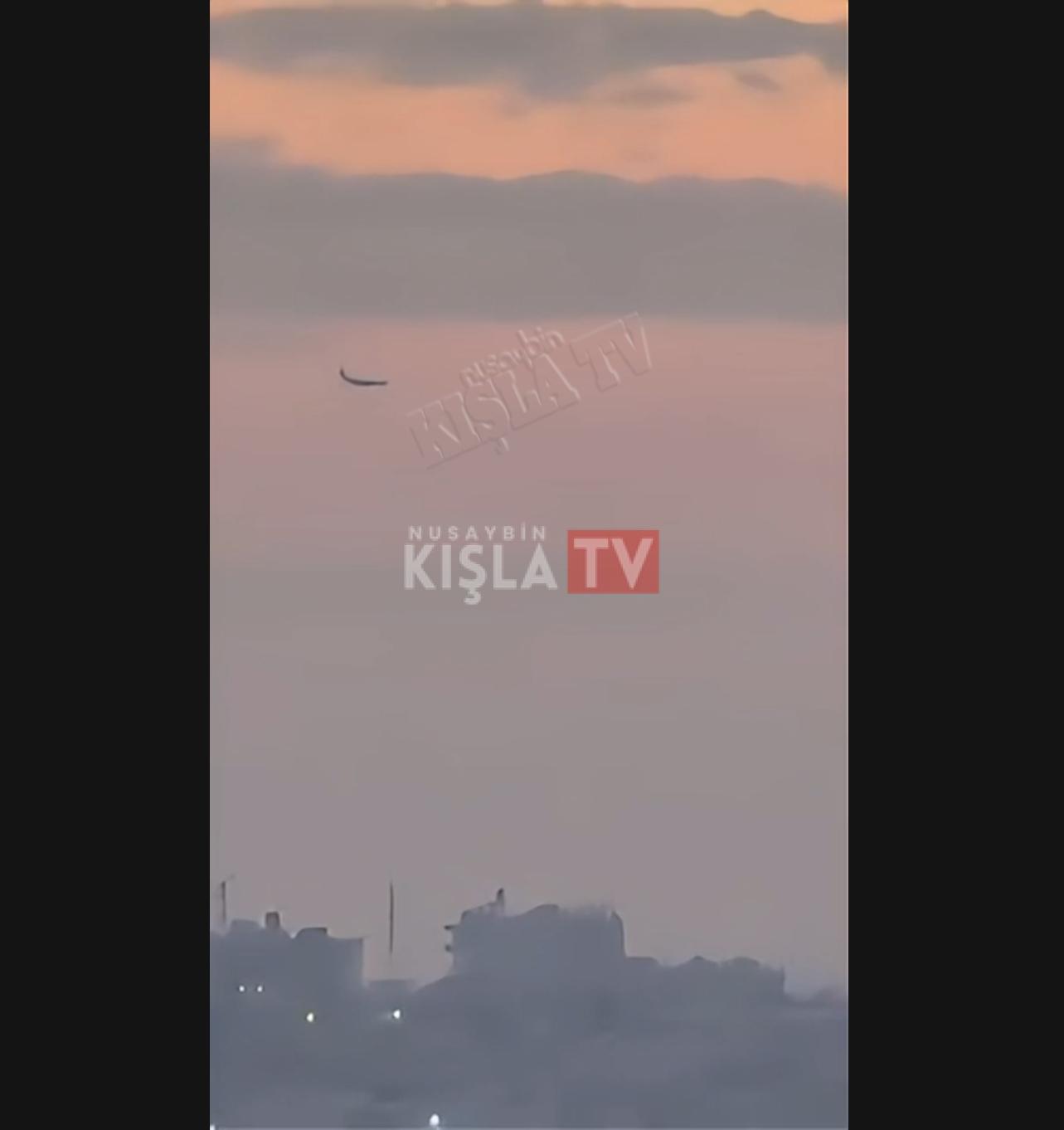 Qamışlo Sınırında Gökyüzündeki Uçak Kameralara Yansıdı