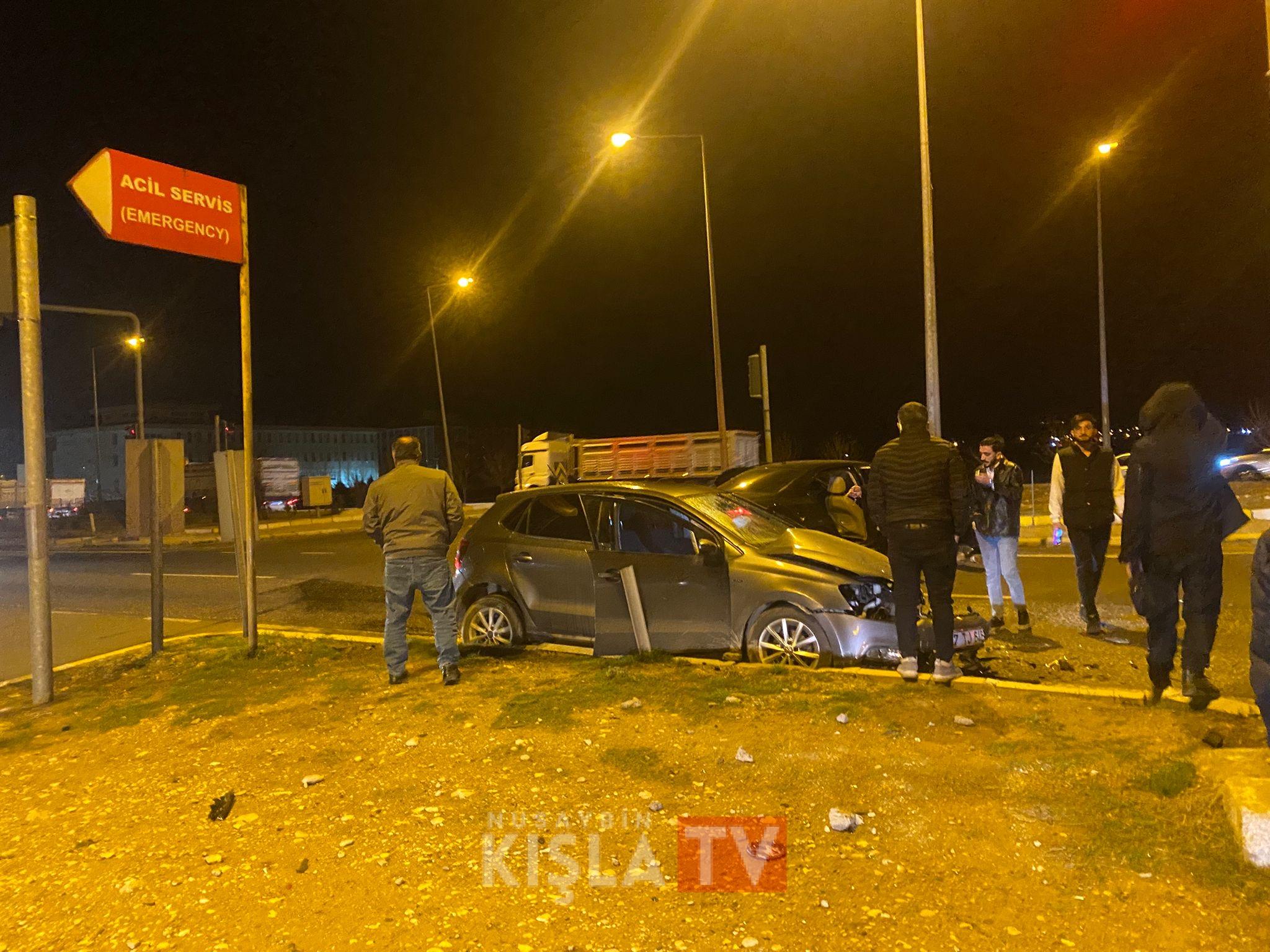 Nusaybin hastane kavşağında iki otomobil çarpıştı