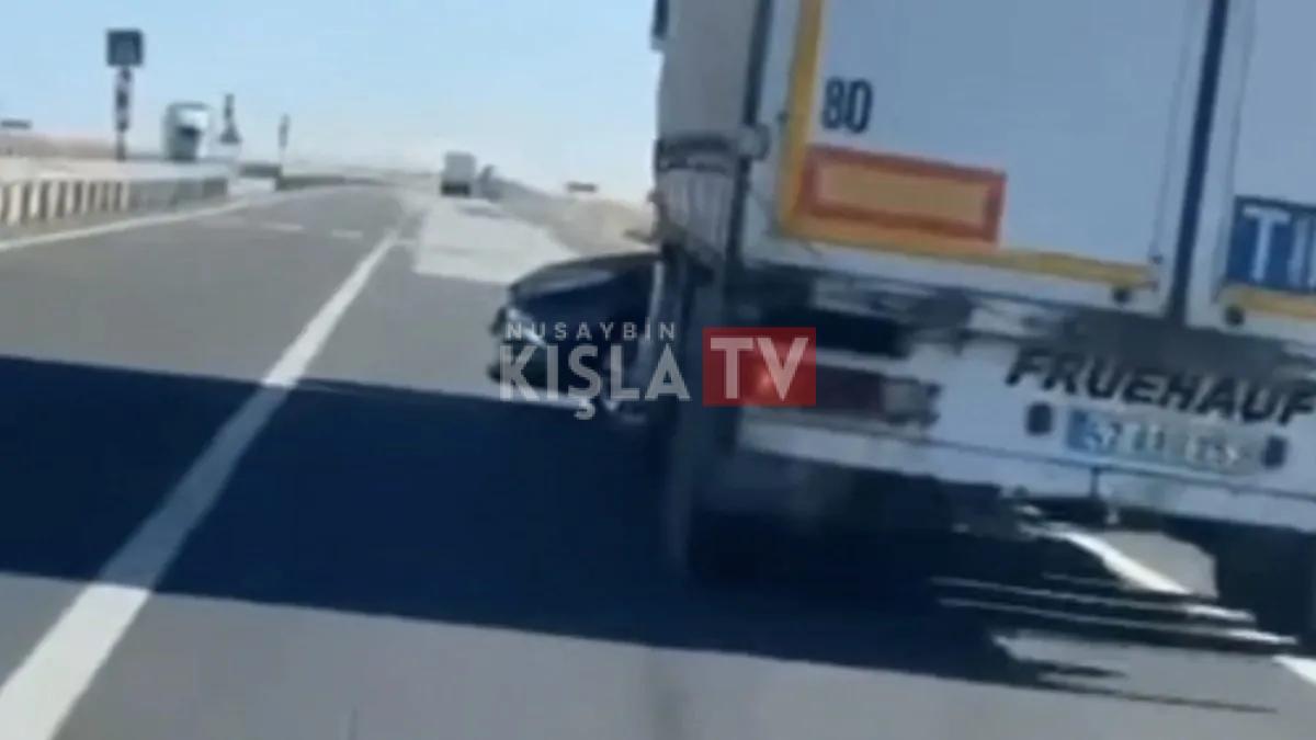 Nusaybin’de TIR, otomobili sürükleme anı kameraya yansıdı